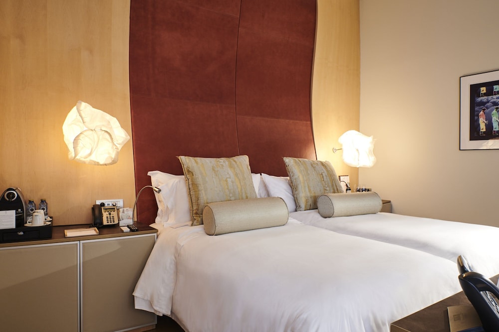 Premium Room, 1 King Bed (View) thumbnail 5