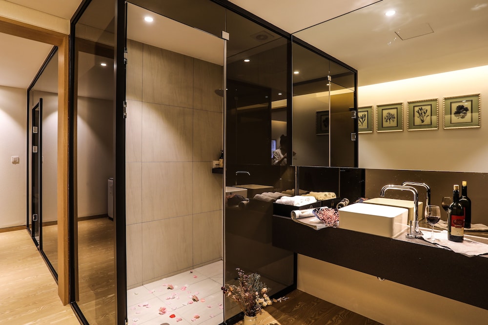 Family Party Suite photo 2