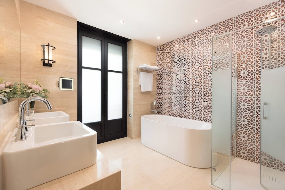 Grand Suite, 1 Bedroom, Corner thumbnail 5