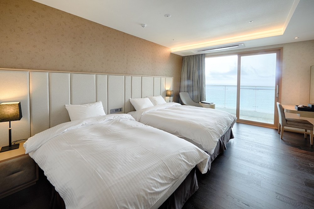 [HOTEL PKG] [Hotel] Superior(No Kitchen/Square Ocean View/FamilyTwin) - Americano for 2