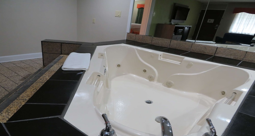 Suite, 1 King Bed, Accessible, Jetted Tub (with Sofabed) - Photo 2