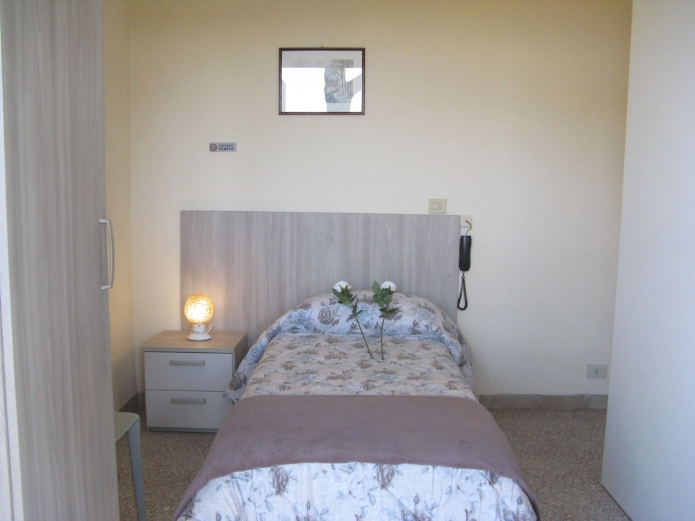 Single room, Private Bathroom and Balcony photo 1