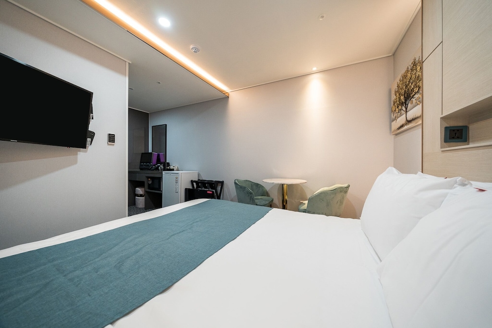 Standard Double Room - Photo 8