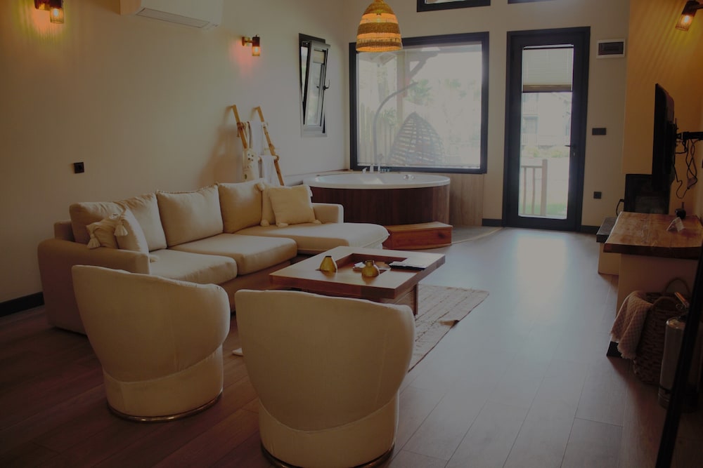 Senior Suite - Photo 9