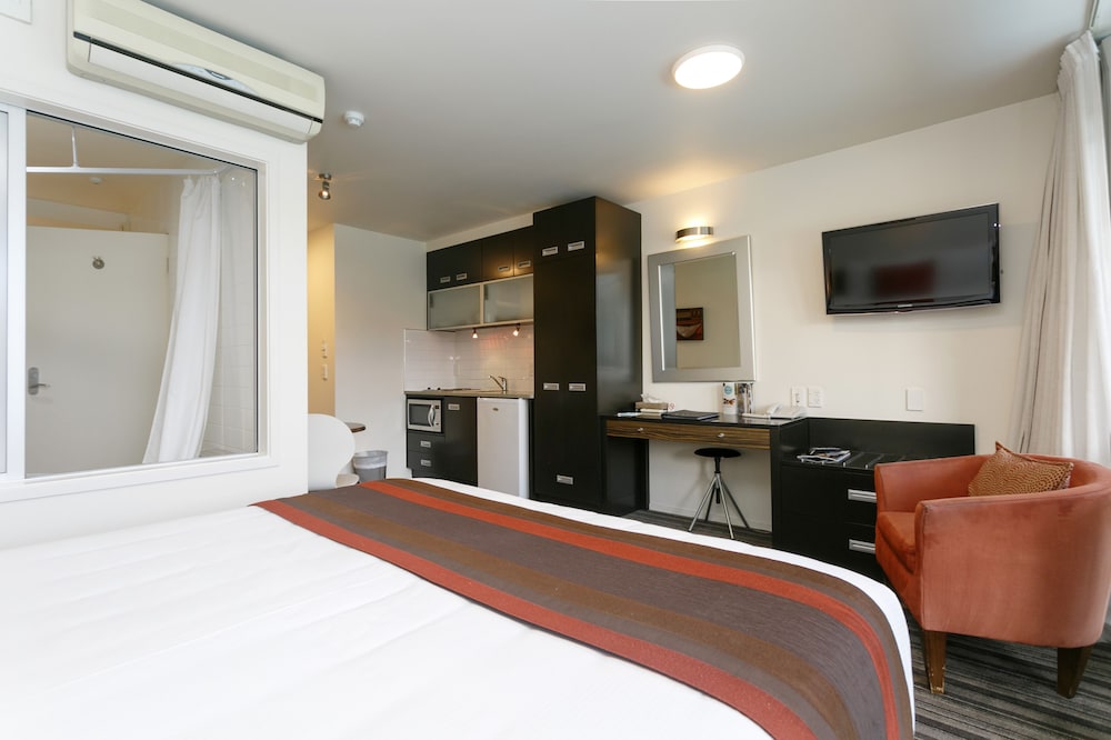 Studio, 1 King Bed, Poolside