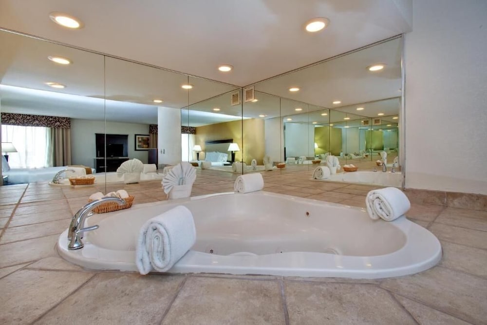 Suite, 1 King Bed, Non Smoking, Jetted Tub - Photo 2