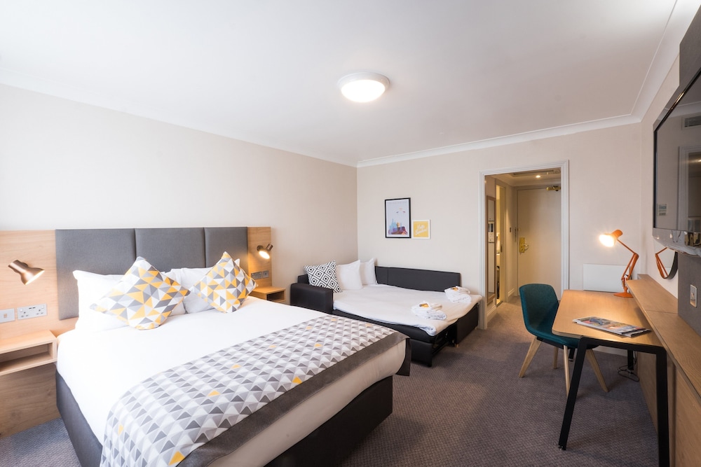 Premium Room, 1 Queen Bed with Sofa bed (Minibar) - Photo 7