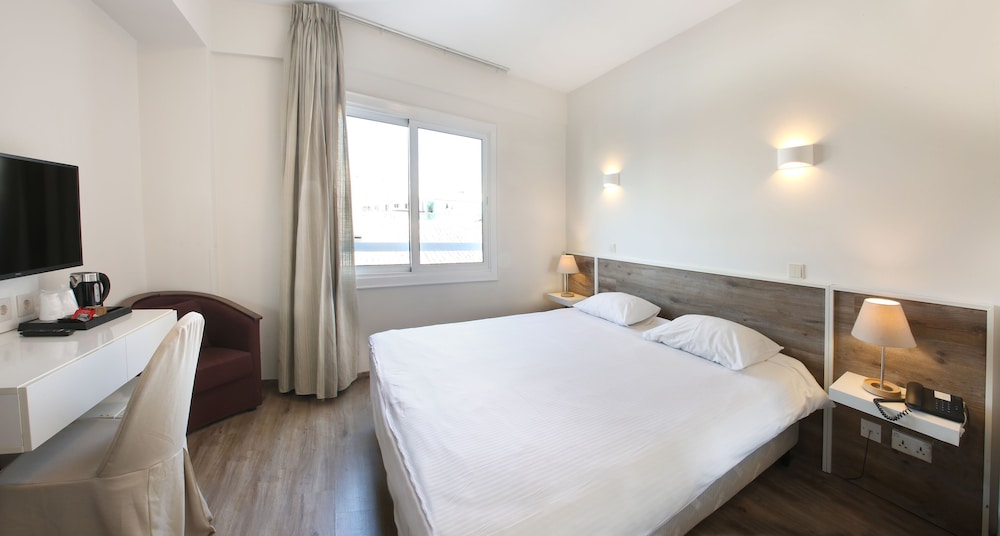 Standard Room, 3 Twin Beds - Photo 4