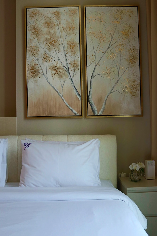 Deluxe Studio, 1 Queen Bed, Partial Lake View photo 3