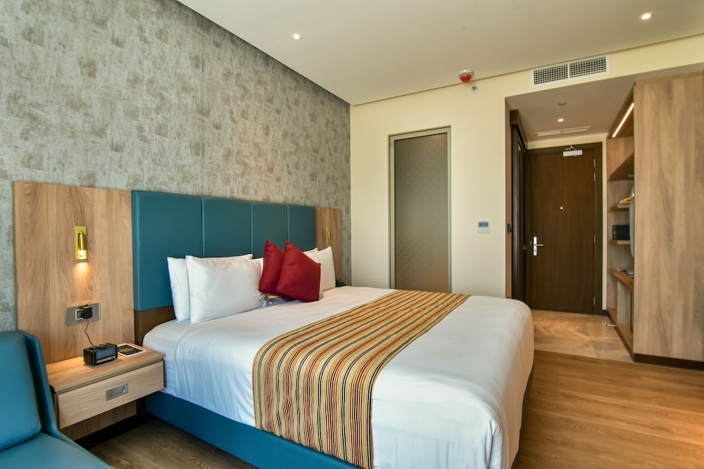 Deluxe Room, 1 King Bed (Runway View) - Photo 3