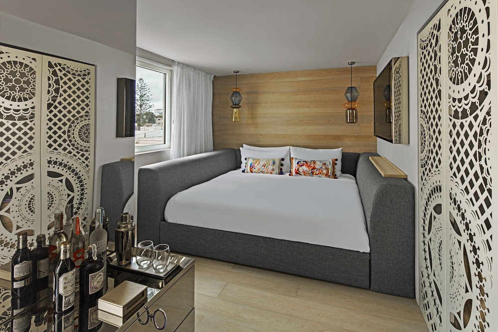 Premier Room, 1 King Bed, Balcony, City View (Balcony)