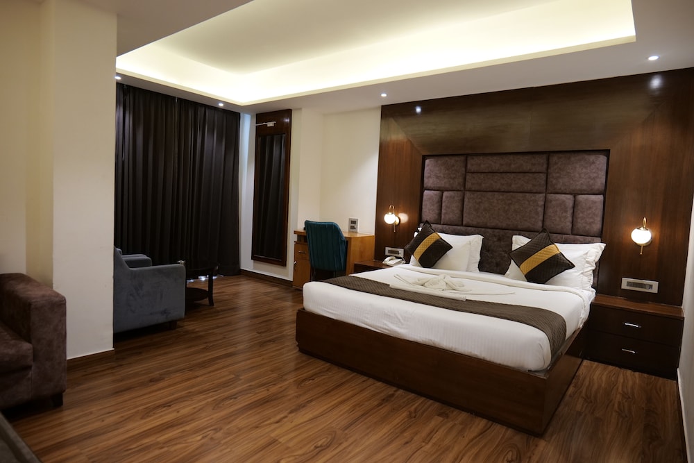 Executive Room, 1 King Bed, Balcony, Mountain View
