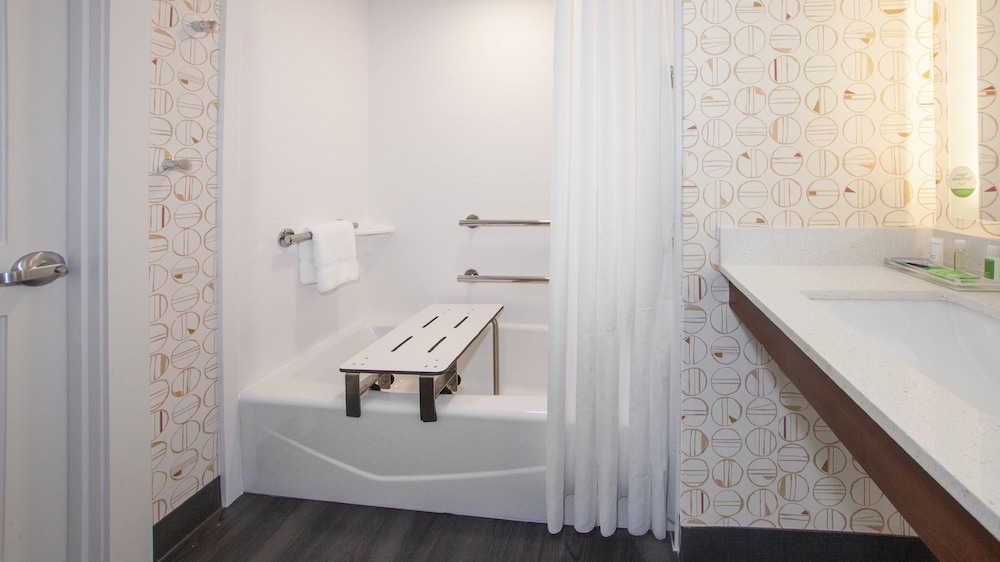 Standard Room, 1 King Bed, Accessible (Comms, Mobil, Access Tub) - Photo 2