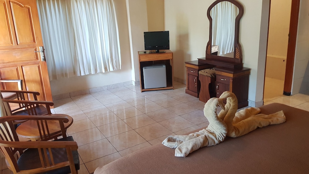 Deluxe Room, 1 King Bed, Bathtub, Pool View photo 3