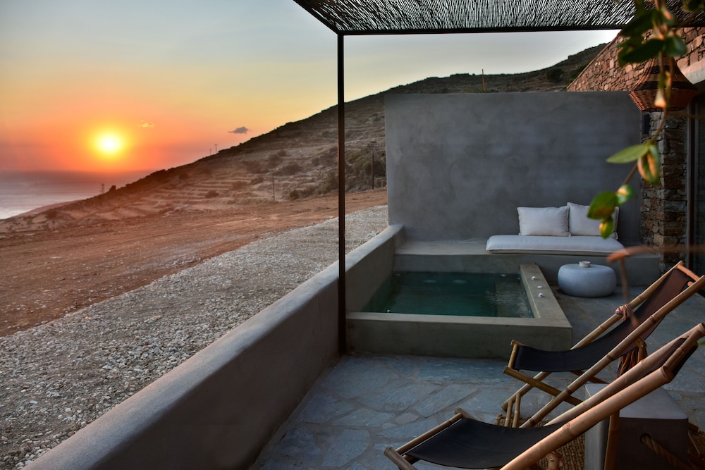 Signature Suite Mini Jetted Pool Sea View