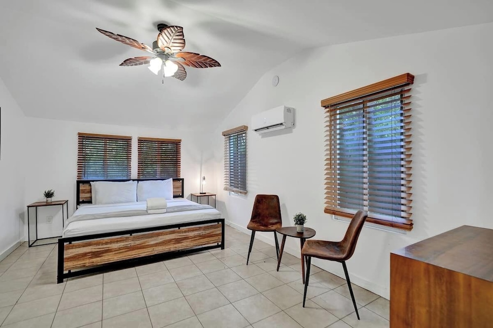 Classic Studio, 1 Queen Bed (Mahogany House)