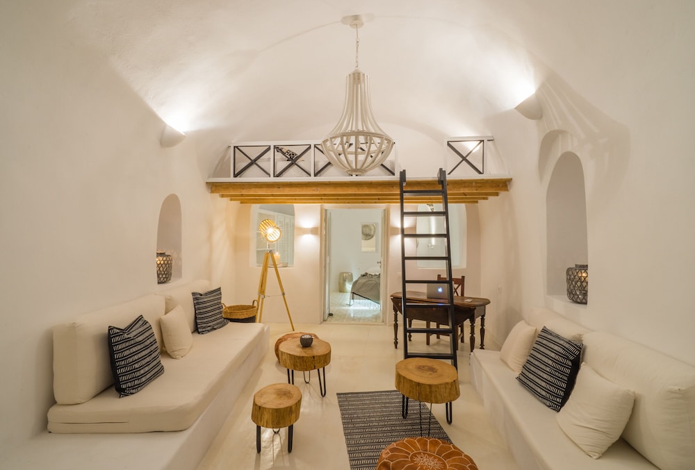 Earth Suite with Outdoor heated Jacuzzi & Caldera View photo 3