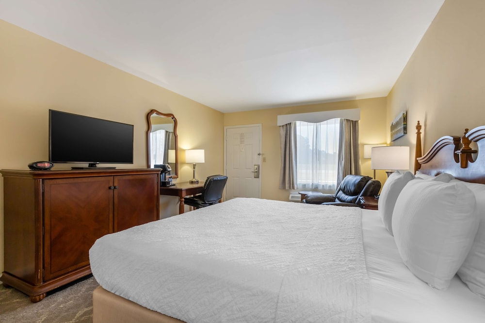Standard Room, 1 King Bed, Accessible, Bathtub photo 3
