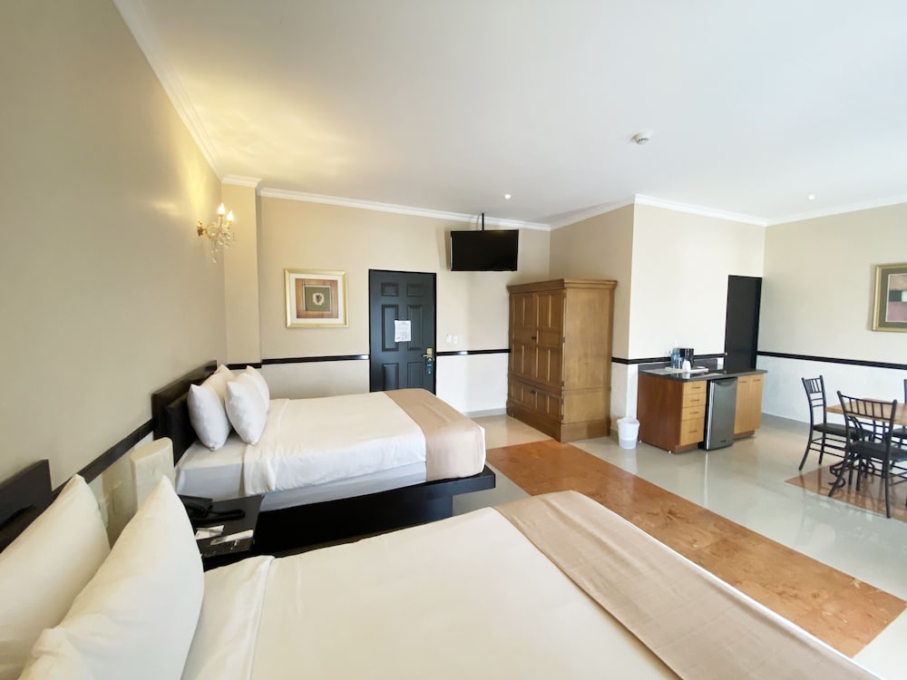 Suite, 2 Queen Beds photo 3