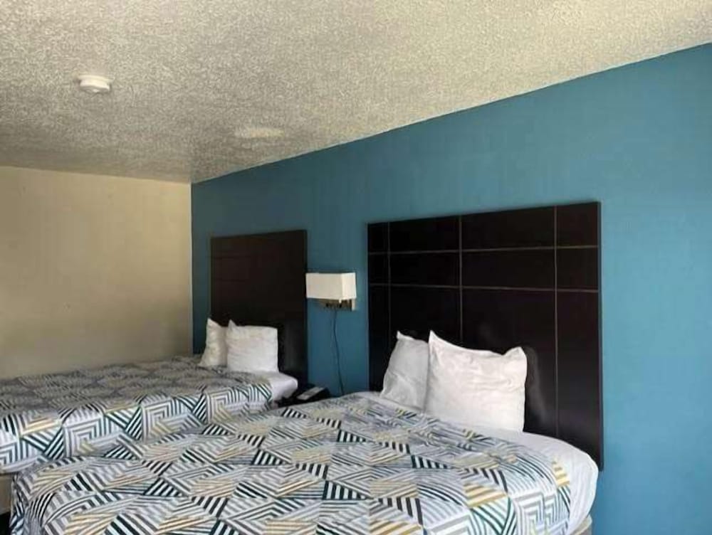 Standard Room, 2 Queen Beds, Non Smoking, Refrigerator & Microwave - Photo 9