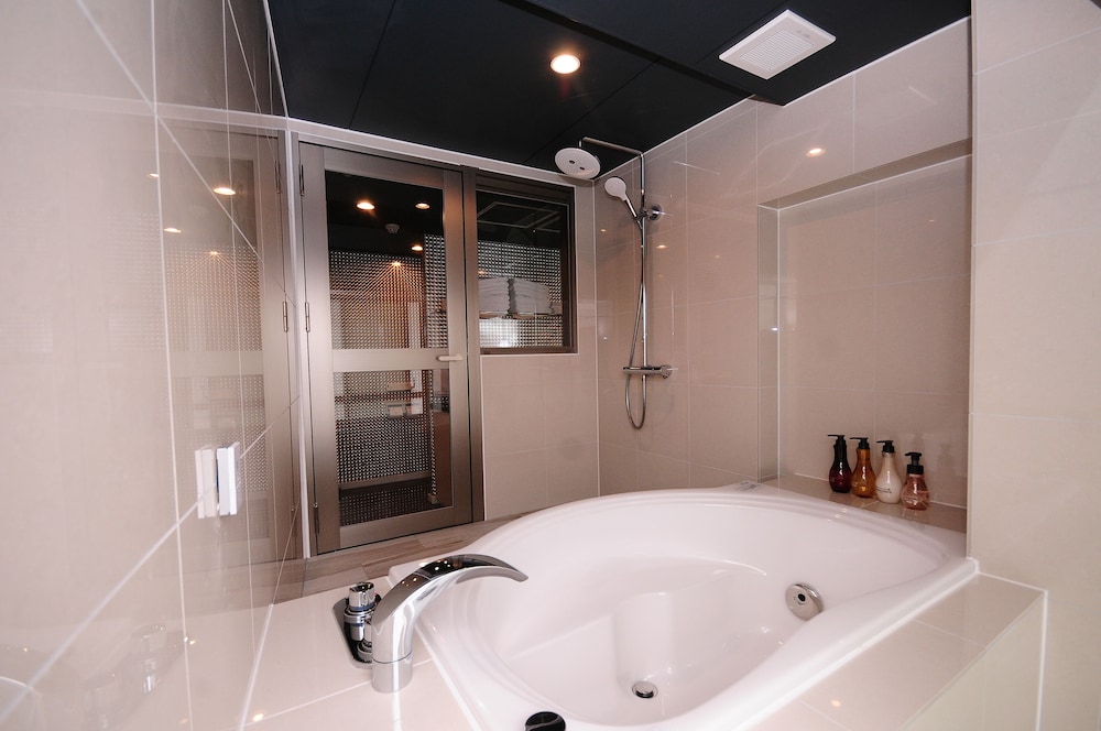 Standard Twin Room, Non Smoking - Photo 7