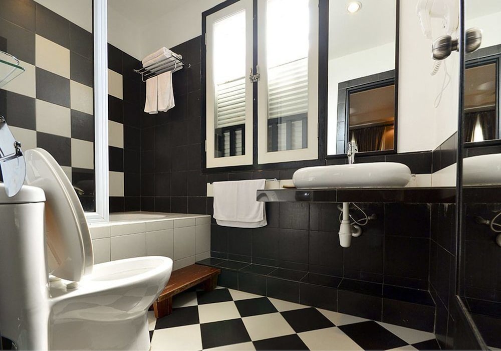 Premier Room, 1 King Bed, Non Smoking, Bathtub photo 3