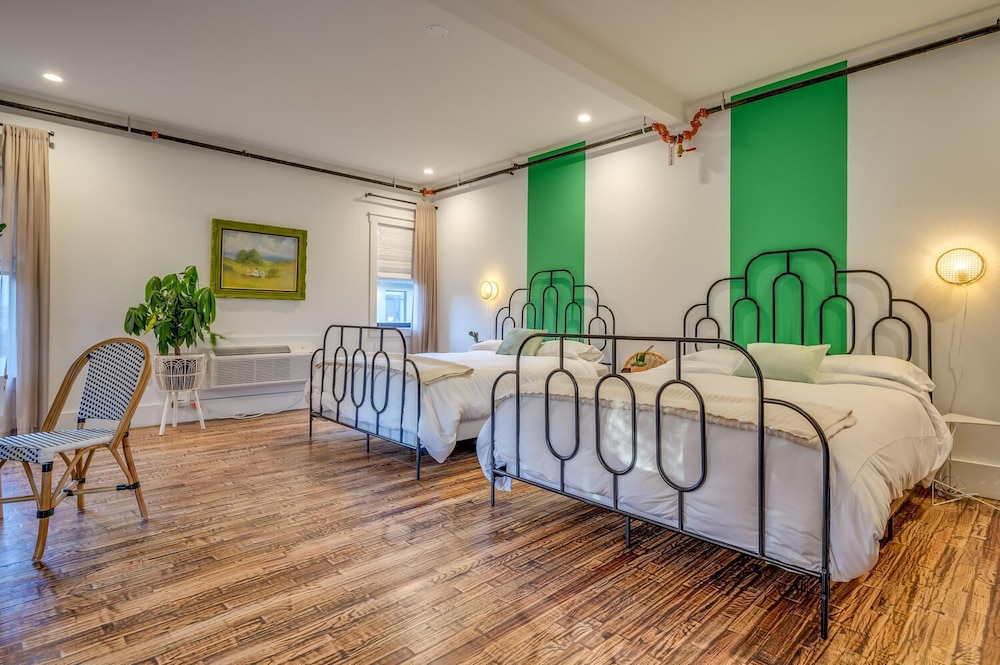 House, 2 Queen Beds, Kitchen (Adina - Suite 202)