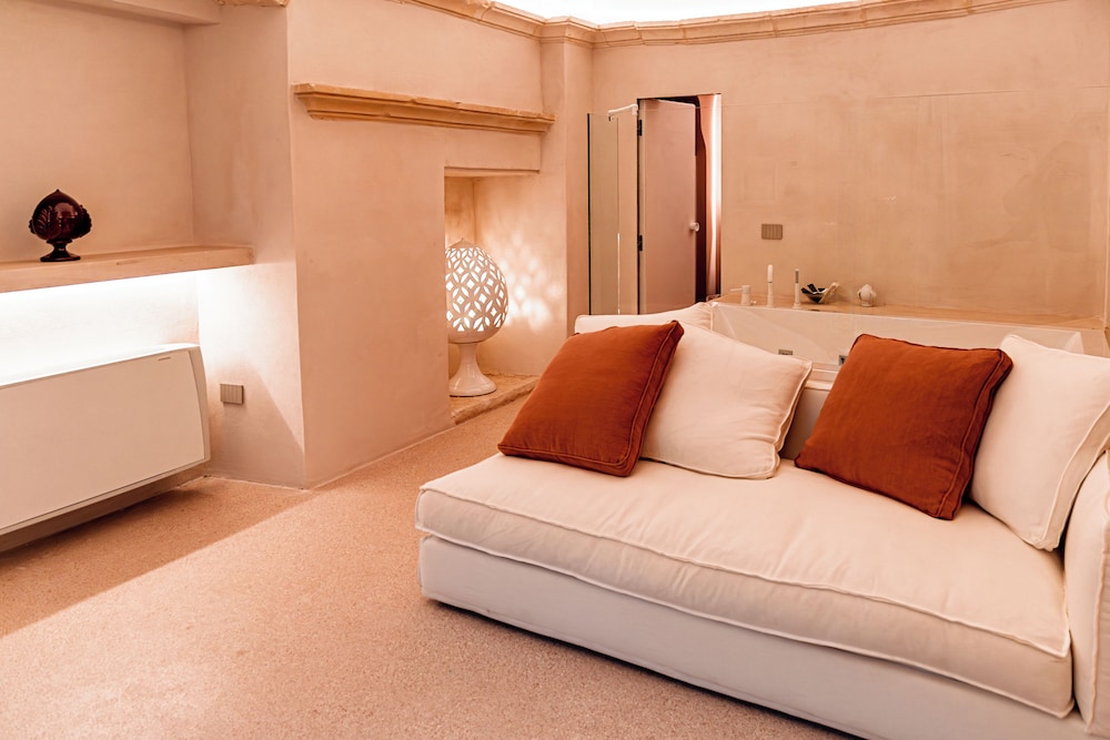 Luxury Suite, Courtyard View