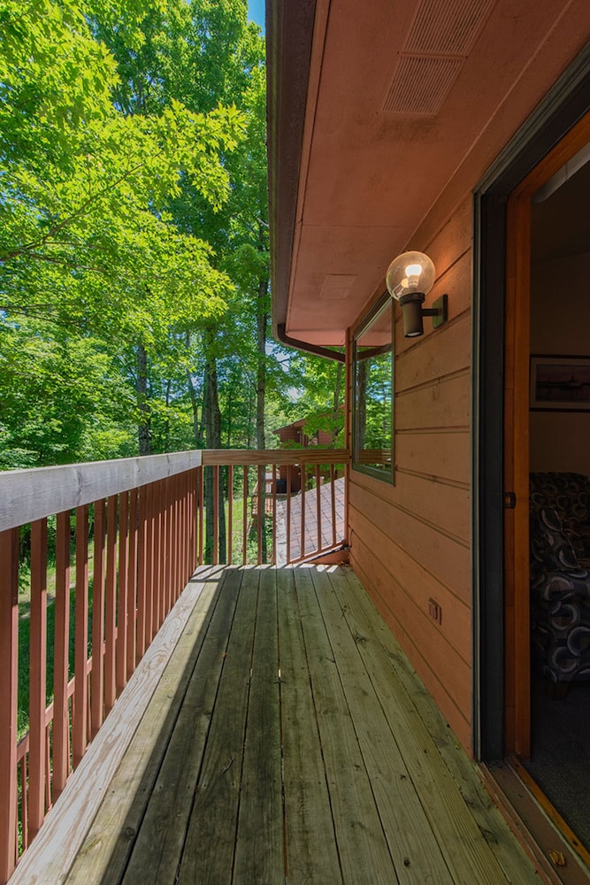 Signature Condo, 2 Bedrooms, Balcony, Lake View photo 3