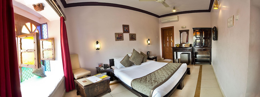Deluxe Room, 1 King Bed photo 1