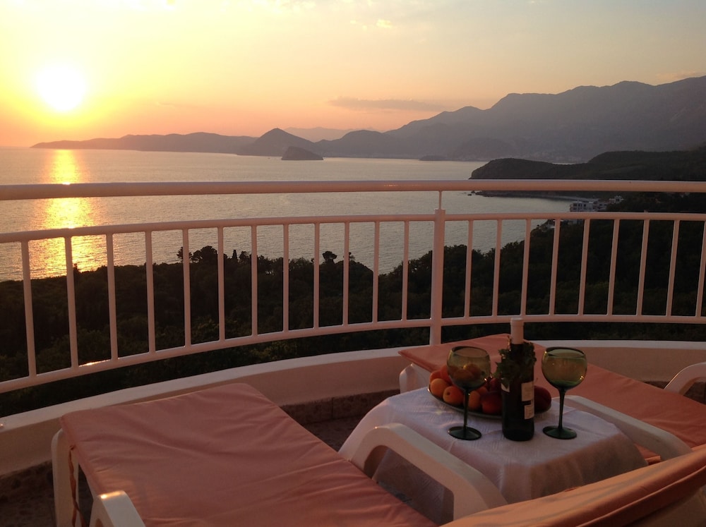 Luxury Duplex, 1 Queen Bed with Sofa bed, Jetted Tub, Sea View photo 2