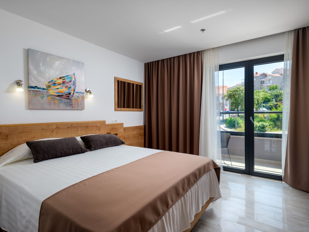 Premium Double Room, City View thumbnail 6
