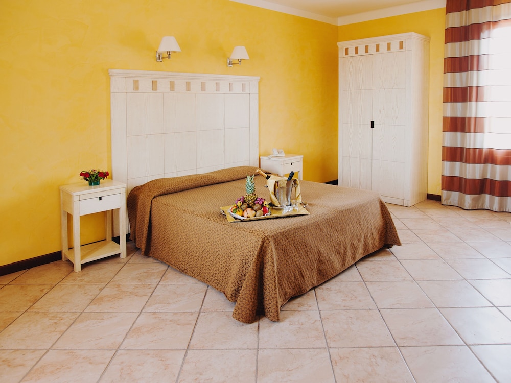 Double Room, 1 Double or 2 Twin Beds, Balcony, Pool View - Photo 1