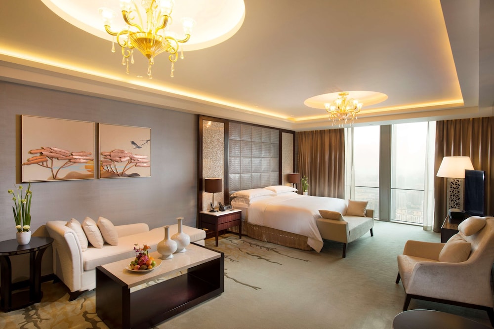 PRESIDENTIAL SUITE WITH ACCESS TO LOUNGE