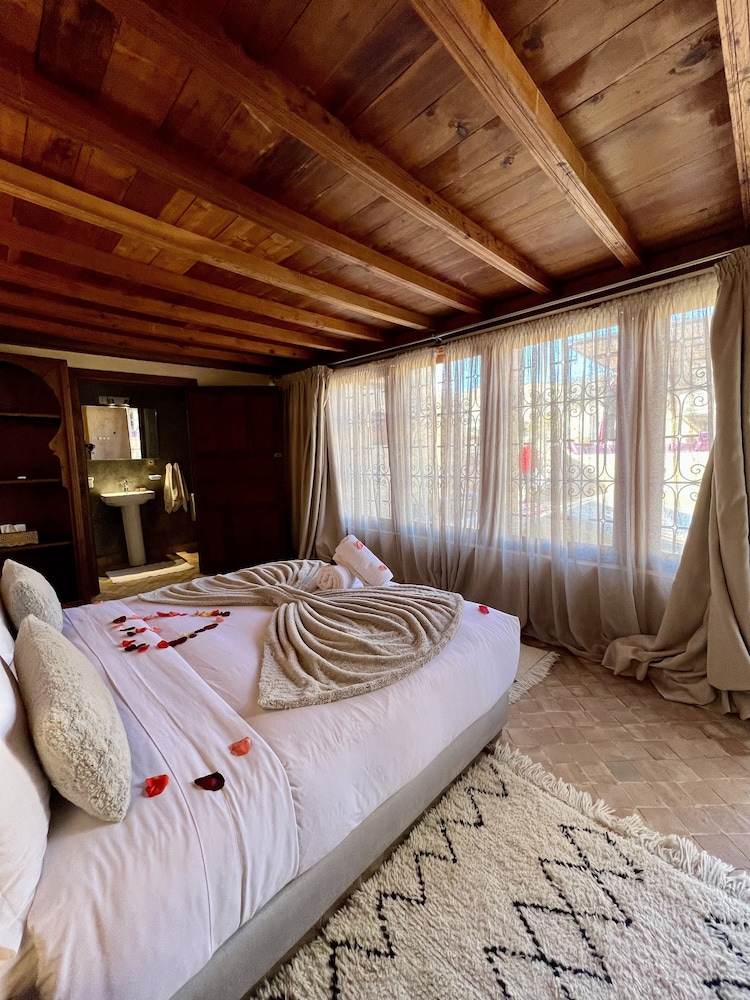 Comfort Suite, 1 King Bed, Non Smoking, Mountain View photo 1
