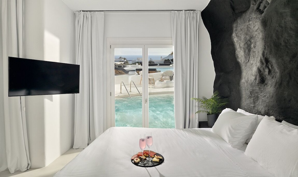 Golden Star 2BD Suite with Private Pool