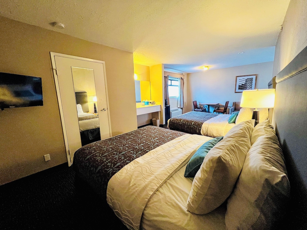 Luxury Suite, 2 Queen beds, Living/Dining area photo 3