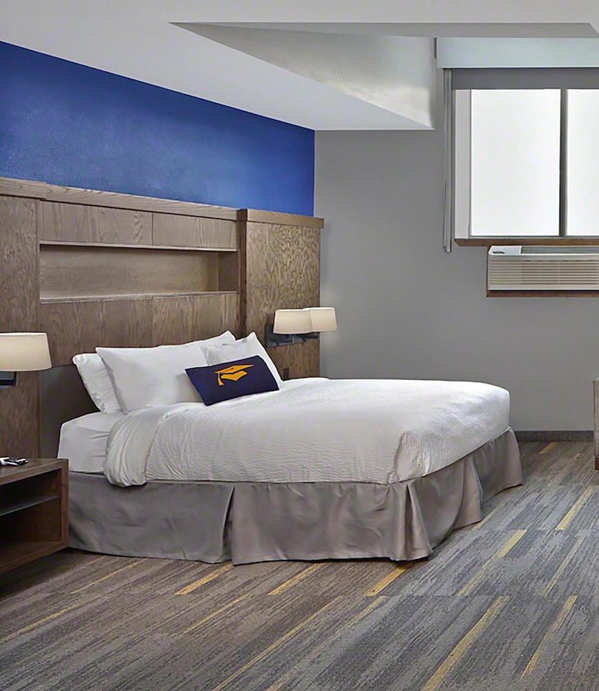 Room, 1 Queen Bed, Accessible (Roll-In Shower) photo 2
