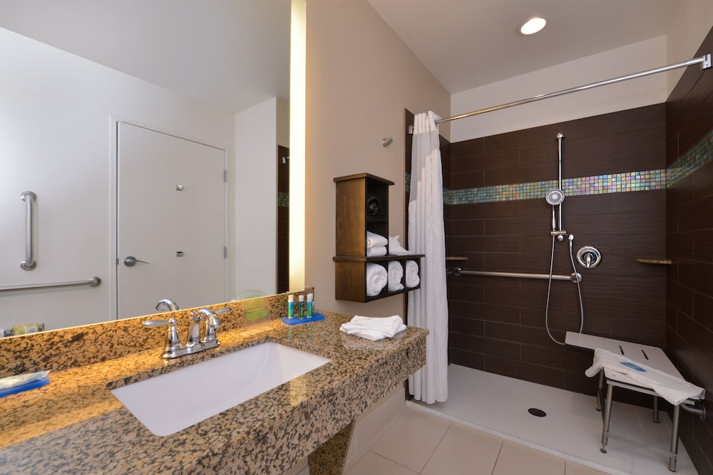 Suite, 1 King Bed, Accessible (Communication Accessible) photo 2