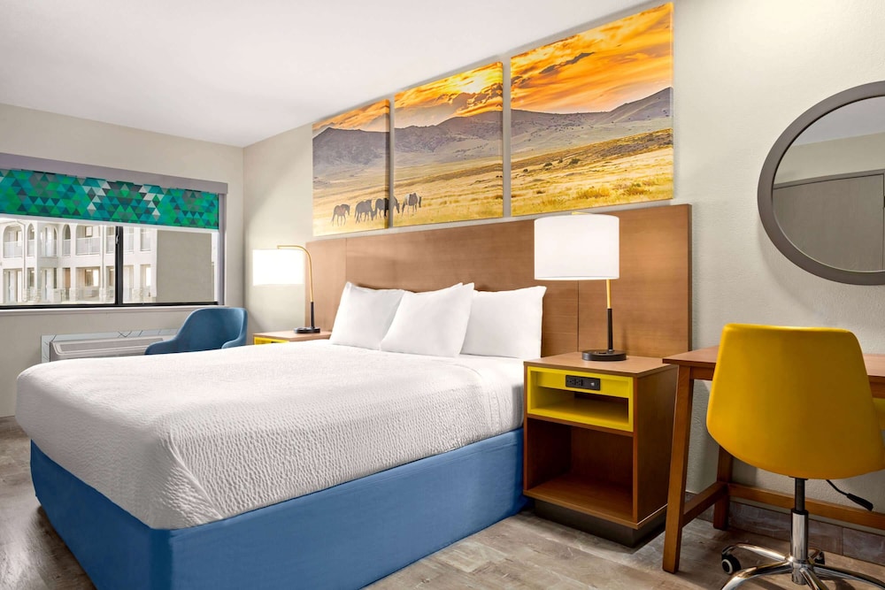 Standard Room, 1 King Bed, Accessible - Photo 4