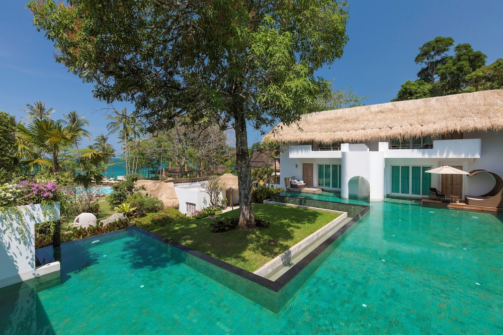 Suite, Pool View thumbnail 5