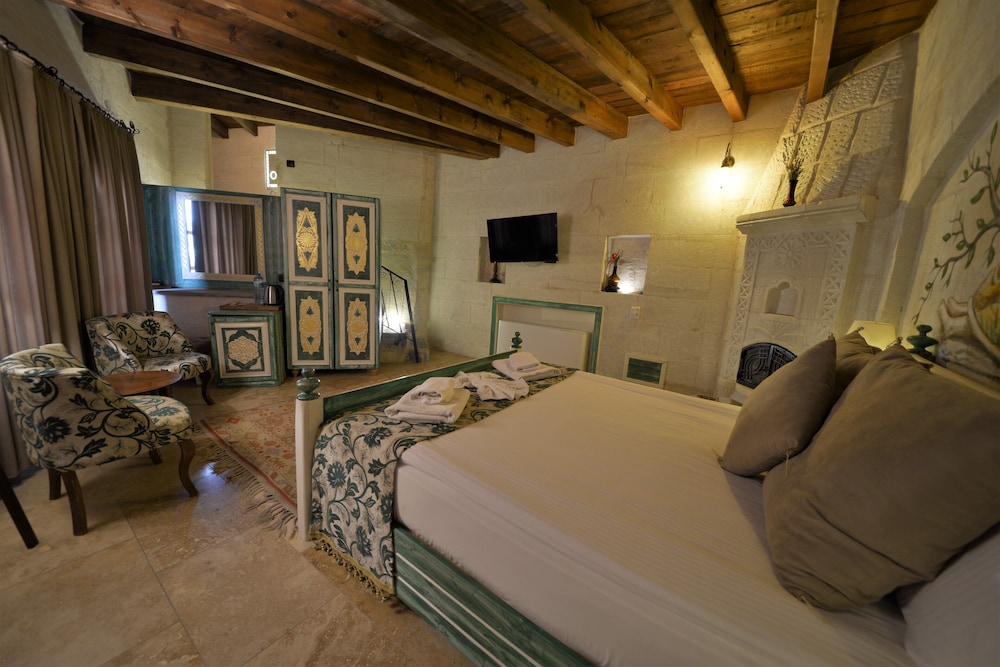 Honeymoon Suite - Photo 1