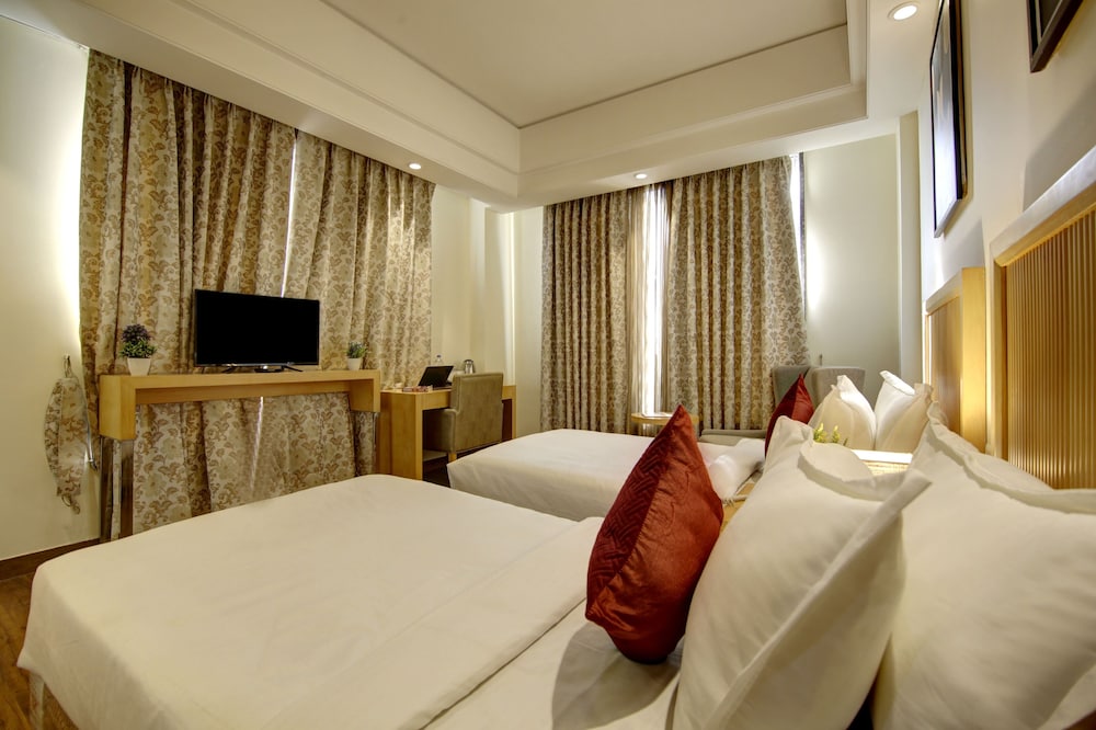 Superior Twin Room with City View - Photo 5