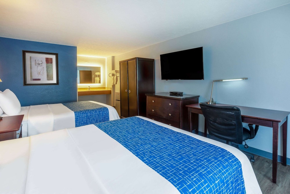 Room, 2 Queen Beds, Smoking - Photo 1