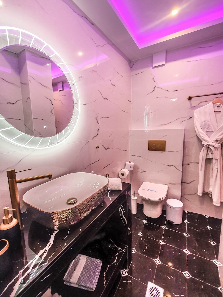 Etherial Suite with Mountain View, Fireplace & Indoor Jetted Tub photo 2