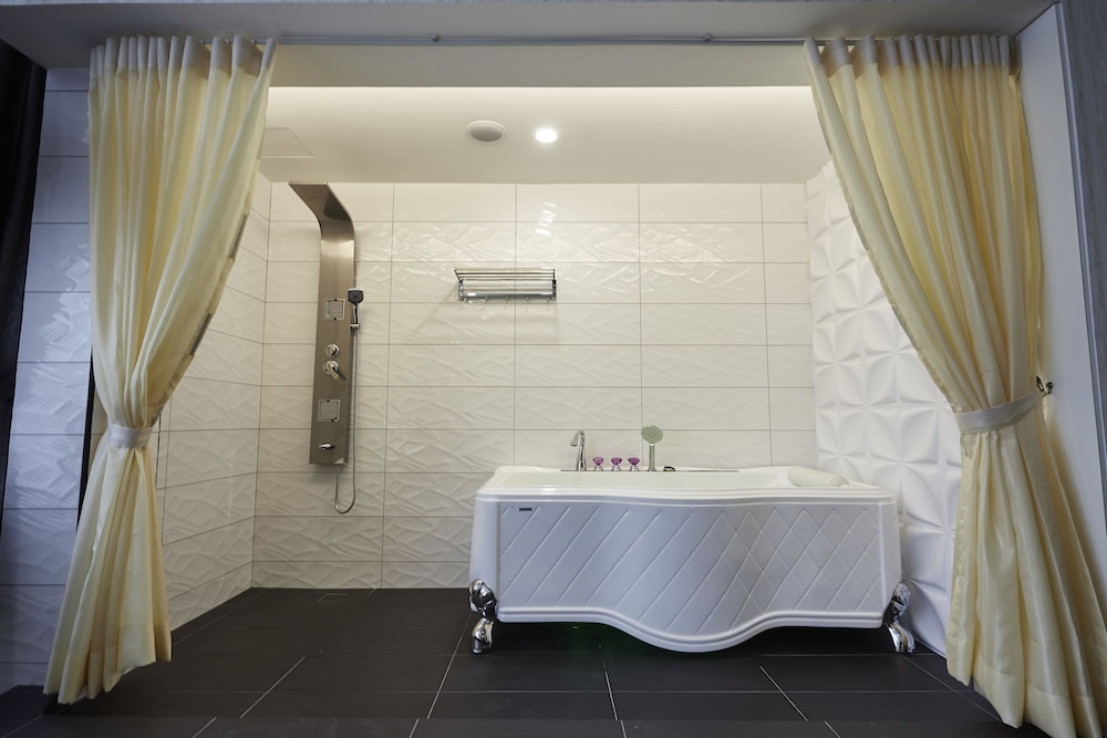 Premium King With Jacuzzi - Photo 2