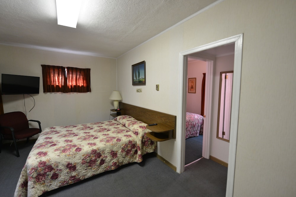 Room, 2 Queen Beds photo 1