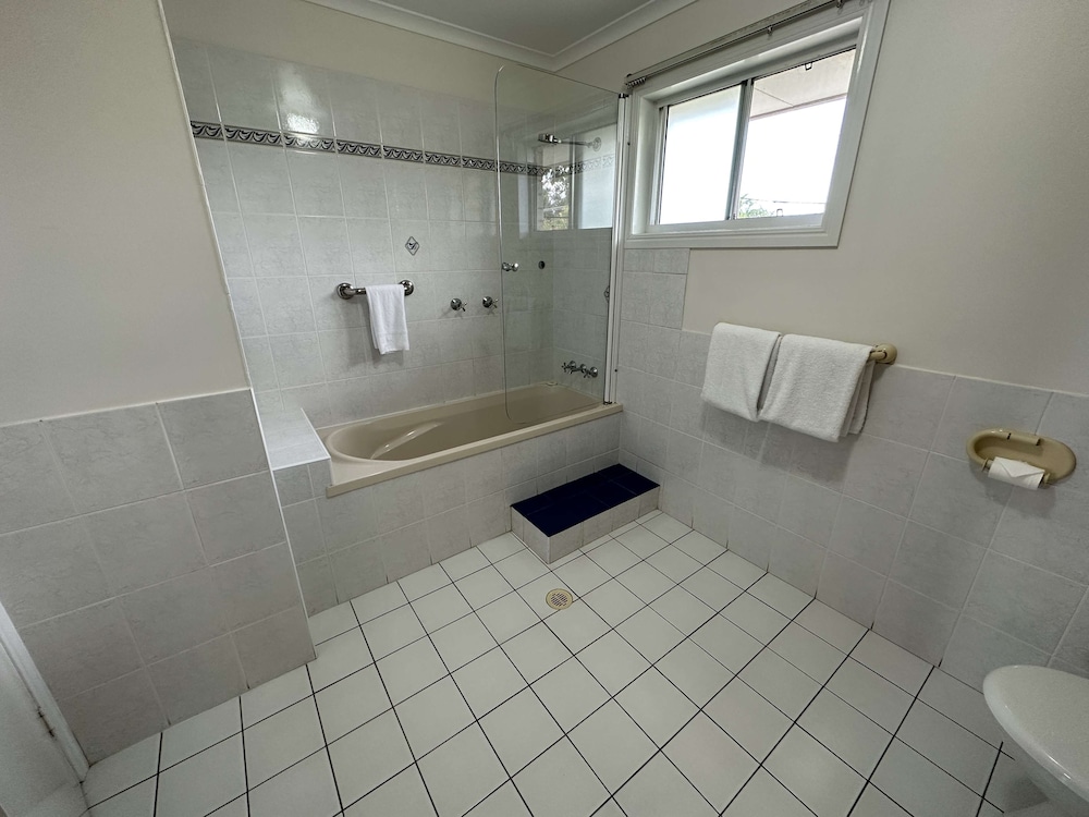 Executive Room, 1 Queen Bed, Non Smoking, Refrigerator & Microwave - Photo 8
