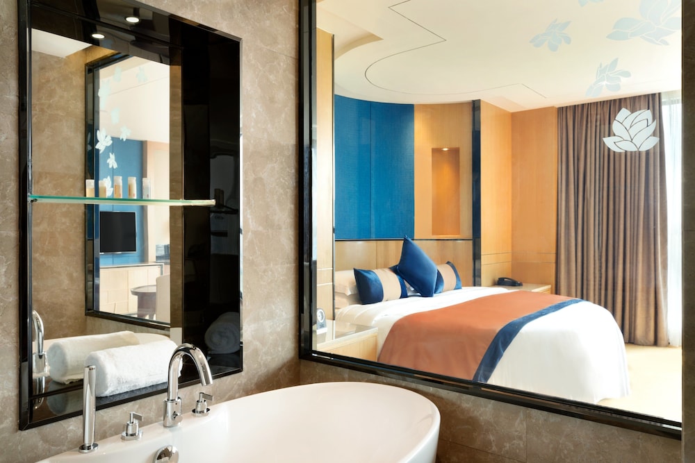 Luxury Room, 1 King Bed, Smoking photo 3