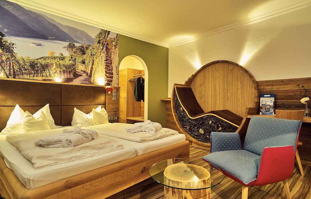 Classic Suite, 1 King Bed, Balcony, Garden View photo 1